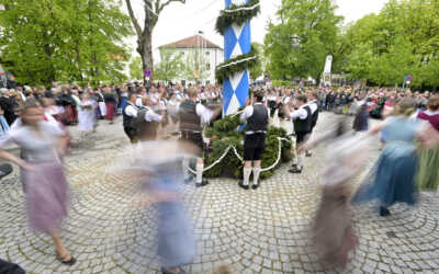 Aying:
Tanz um den frisch aufgestelltem maibaum am Sonntag
Foto: Claus Schunk