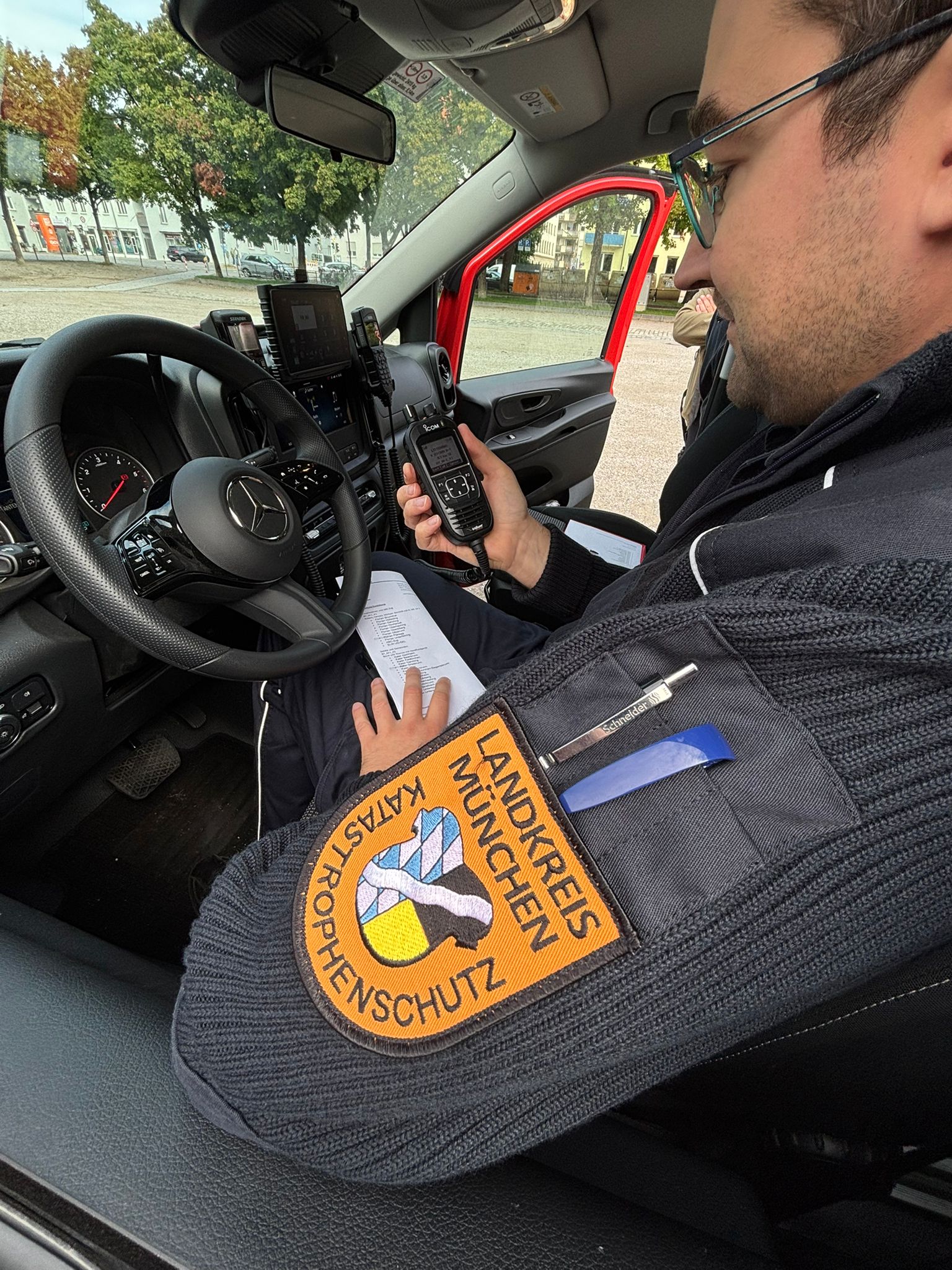 Ein Mitarbeiter der Katastrophenschutzbehörde im Landratsamt München beim Test des Satellitenfunks.